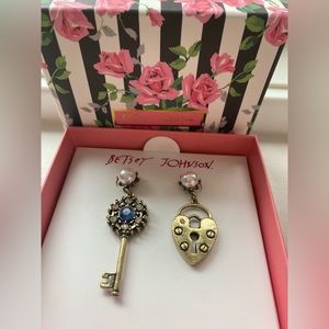 Lock n Key Betsey Johnson Earrings 🔐